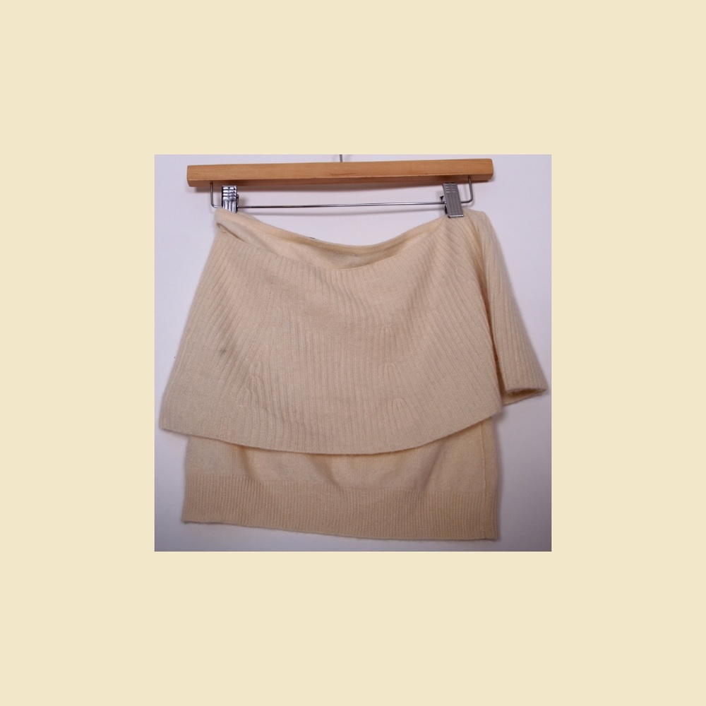 Off-the-Shoulder Cashmere Top - Picture 3 of 4